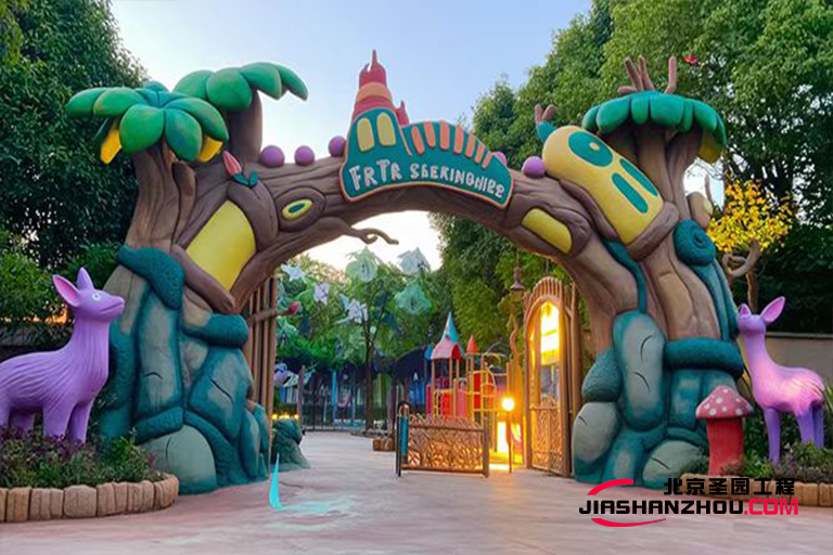 在香山塑石假山大門畫(huà)卷里 享受山野間的綠意與閑情