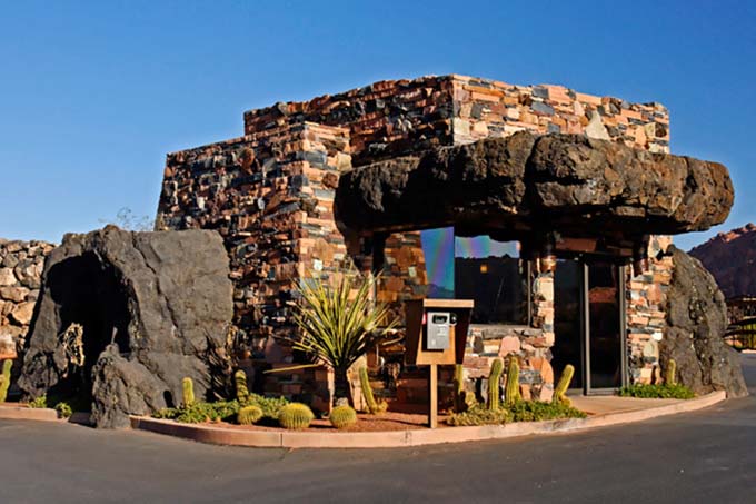 仿真假山.jpg 仿真假山