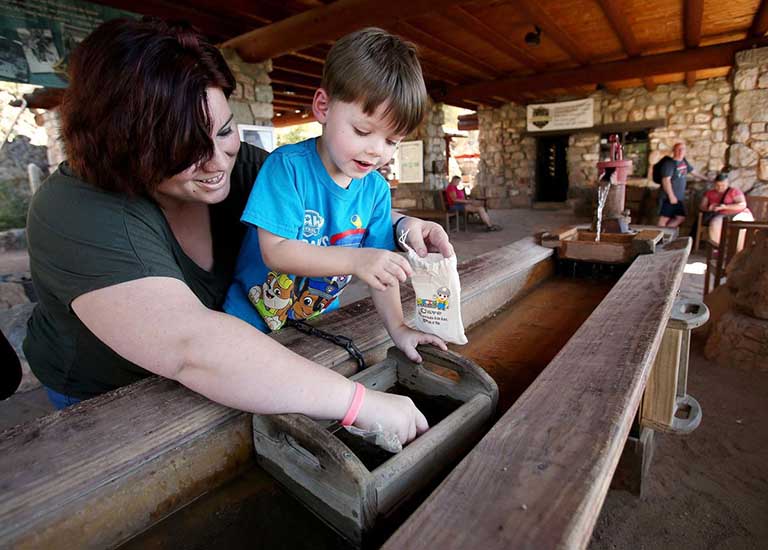 兒童淘礦的原料.jpg 兒童淘礦的原料