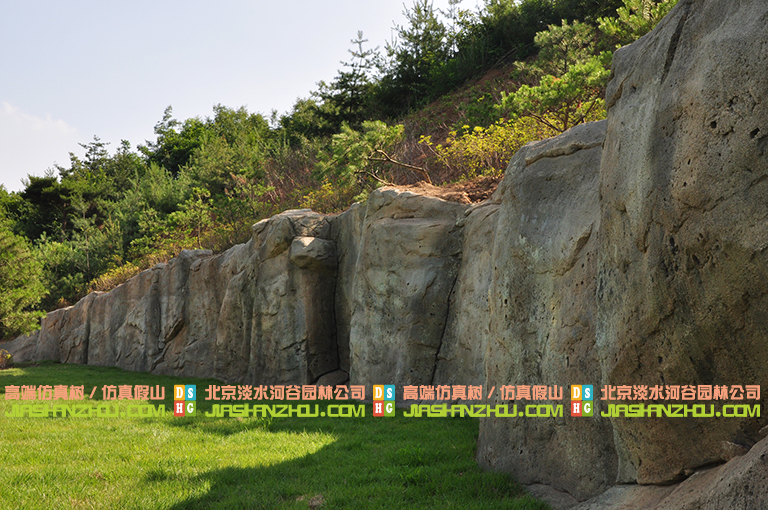 水泥假山護(hù)坡.jpg 水泥假山護(hù)坡