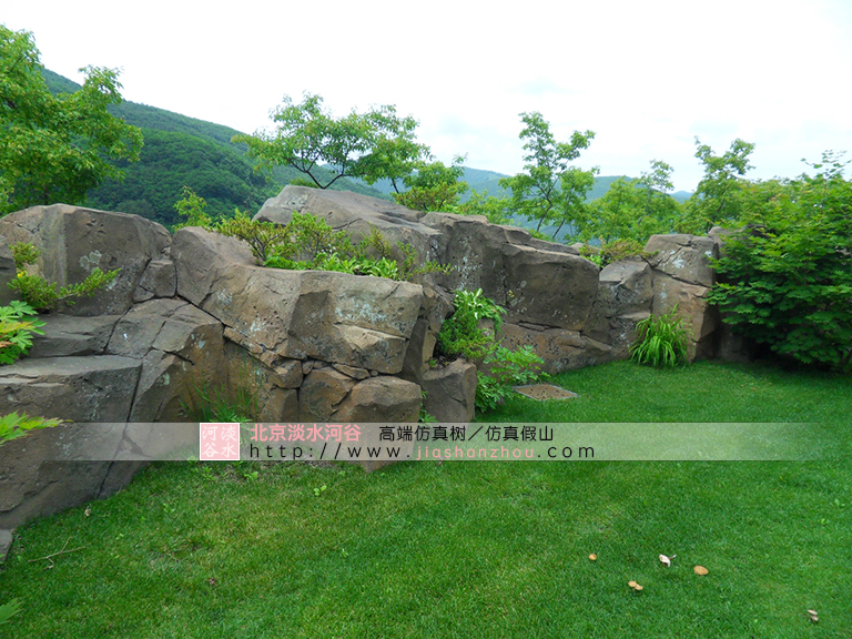 水泥假山護(hù)坡.jpg 水泥假山護(hù)坡