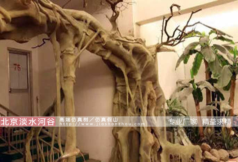 客廳仿真樹.jpg 客廳仿真樹