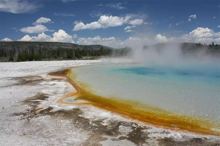 黃石公園的日落湖顯示了在地熱池中發(fā)現的各種顏色
