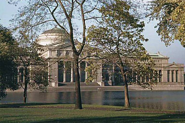 奧爾姆斯特德（Olmsted）設(shè)計的杰克遜公園瀉湖旁的古典藝術(shù)風(fēng)格建筑物照片