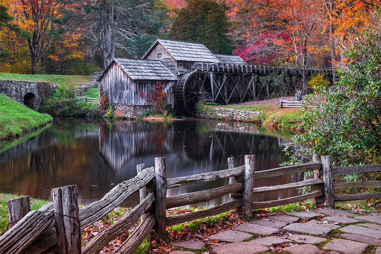 風(fēng)景秀麗的磨坊，秋天的落葉
