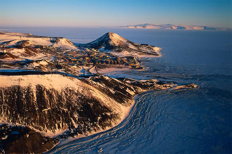 南極洲包圍的南極羅斯島的麥克默多站.jpg 南極洲包圍的南極羅斯島的麥克默多站