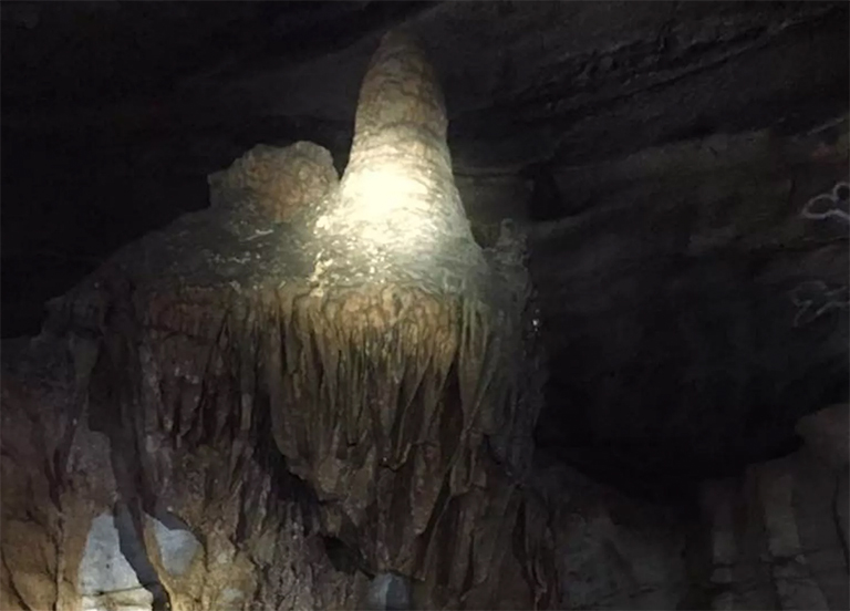 達德縣霍華德瀑布洞穴