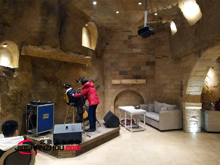 天然洞穴轟趴館.jpg 天然洞穴轟趴館