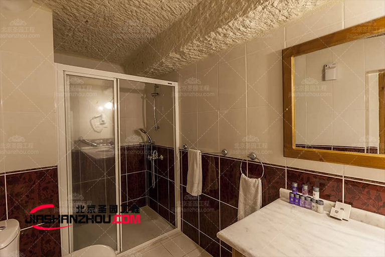 洞穴轟趴館.jpg 洞穴轟趴館