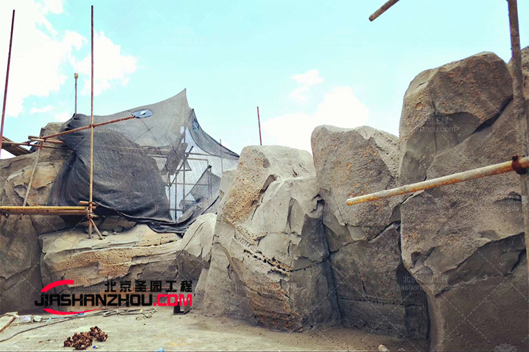 塑石假山水池.jpg 塑石假山水池